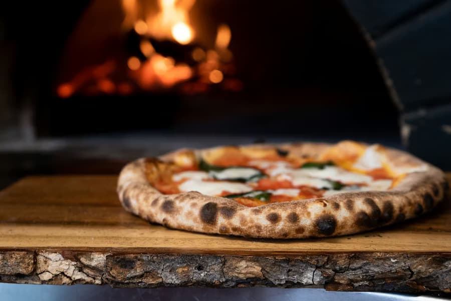 Neapolitanische Pizza aus dem Steinofen im Ristorante Classico am Theaterplatz Erfurt